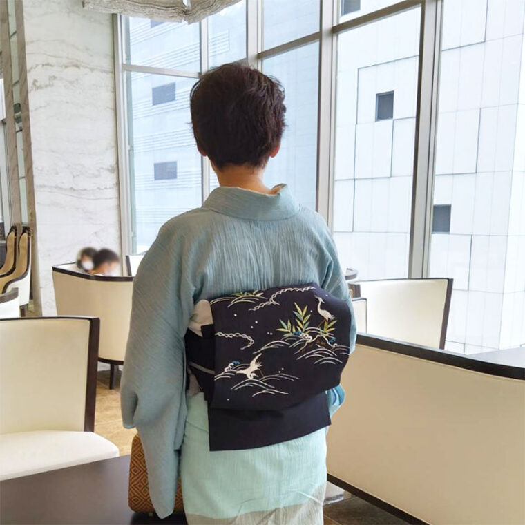 えり新オリジナルおでかけ縮木綿（熨斗目/浅縹色×水浅葱×麹塵色）E様着姿