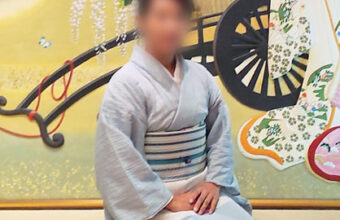 えり新オリジナルおでかけ縮木綿（熨斗目/空色鼠×淡白鼠×秘色色）O様着姿