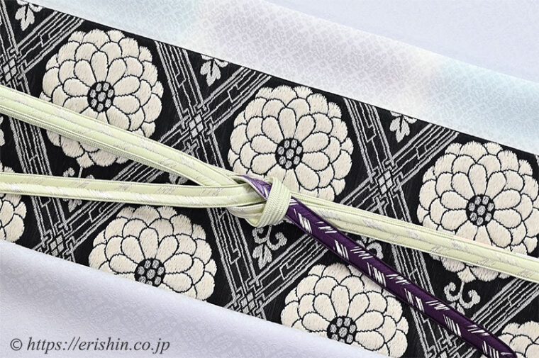 旬のお勧めコーディネート「小葵七宝文の色無地に黒地の菊華菱紋の袋帯」