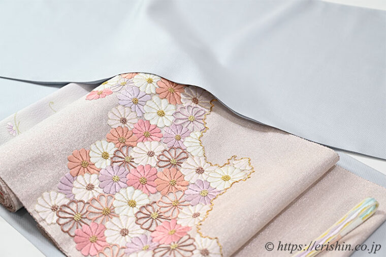 旬のお勧めコーディネート「夢訪庵の撚金箔地刺繍帯に勝山さと子 絹雲織を」