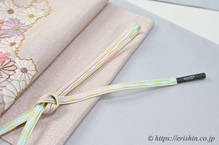 旬のお勧めコーディネート「夢訪庵の撚金箔地刺繍帯に勝山さと子 絹雲織を」