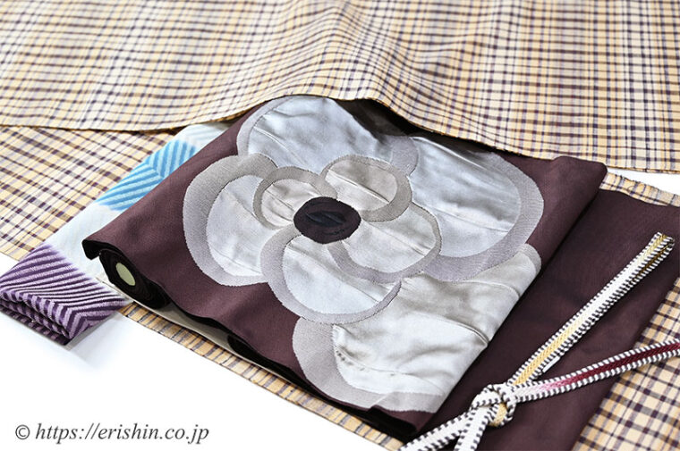 旬のお勧めコーディネート「ドラマチックに　洛風林名古屋帯（貝花文）と士乎路紬（しおじつむぎ）」