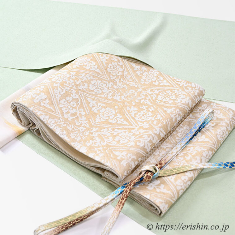 旬のお勧めコーディネート「無地着物に誉田屋源兵衛の袋帯を合わせ、格調高く。」