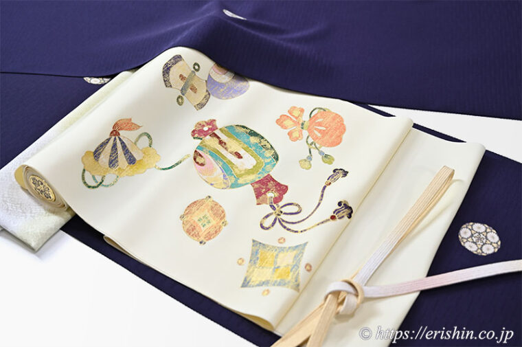 旬のお勧めコーディネート「新年には宝尽くしの帯で寿ぎを。飛び柄小紋に染帯」