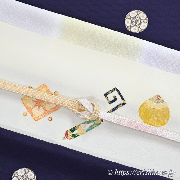 旬のお勧めコーディネート「新年には宝尽くしの帯で寿ぎを。飛び柄小紋に染帯」