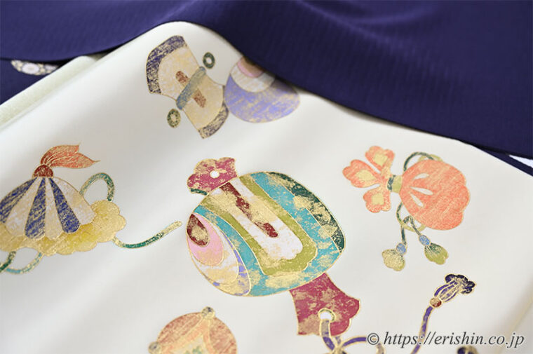 旬のお勧めコーディネート「新年には宝尽くしの帯で寿ぎを。飛び柄小紋に染帯」