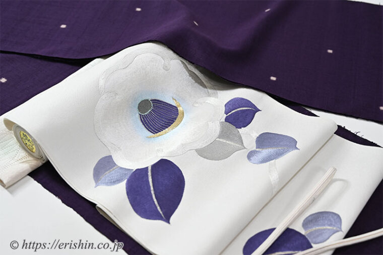 旬のお勧めコーディネート「早春に椿の帯を　刺繍九寸名古屋帯（大椿）に士乎路紬（しおじつむぎ）」