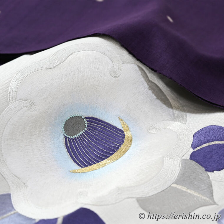 旬のお勧めコーディネート「早春に椿の帯を　刺繍九寸名古屋帯（大椿）に士乎路紬（しおじつむぎ）」