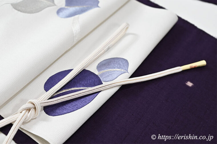 旬のお勧めコーディネート「早春に椿の帯を　刺繍九寸名古屋帯（大椿）に士乎路紬（しおじつむぎ）」