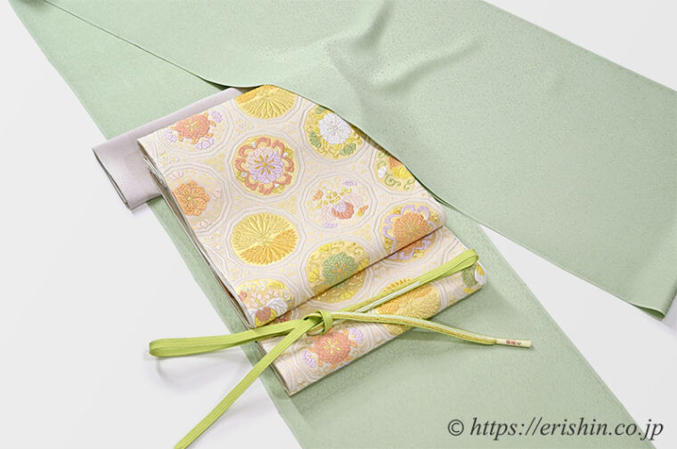 旬のお勧めコーディネート「無地着物をご入卒シーンに」