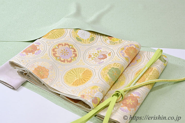 旬のお勧めコーディネート「無地着物をご入卒シーンに」