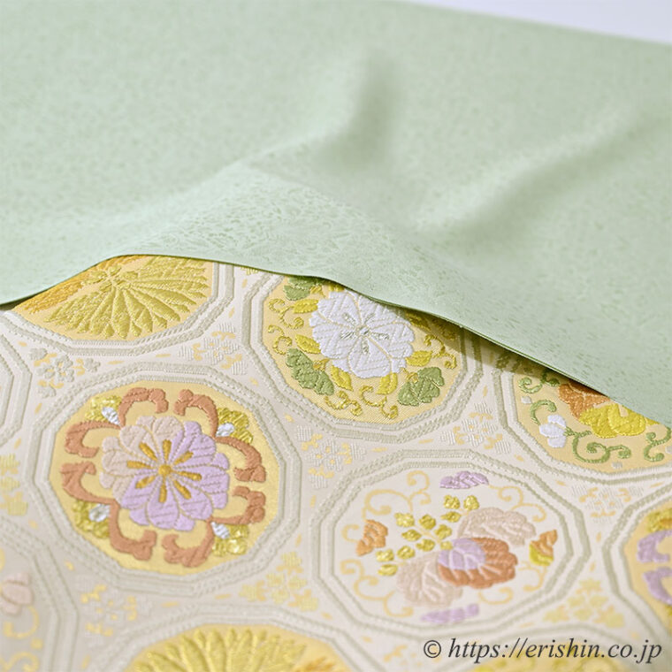 旬のお勧めコーディネート「無地着物をご入卒シーンに」