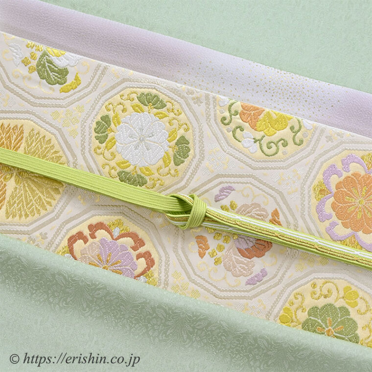 旬のお勧めコーディネート「無地着物をご入卒シーンに」