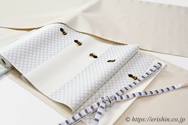 旬のお勧めコーディネート「芝崎圭一　座繰紬（無地/鳥の子色）と誉田屋源兵衛　九寸織名古屋帯（八蜂文/生成色）」