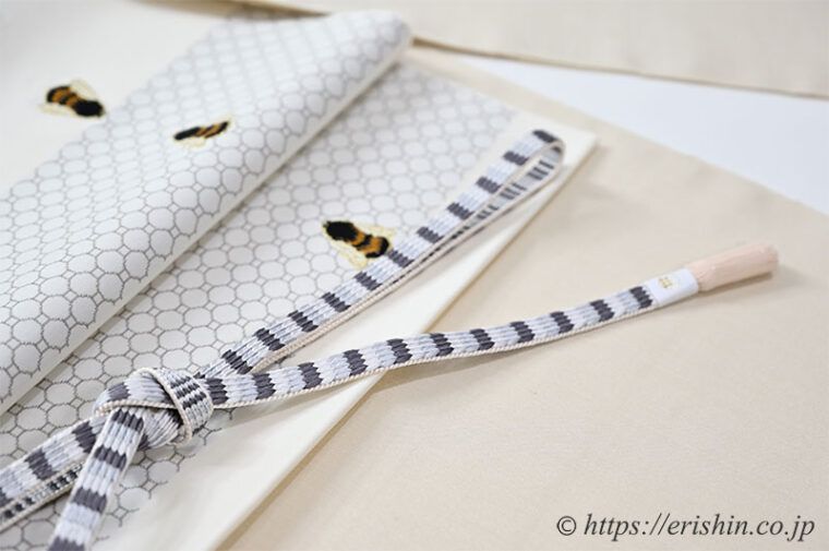 旬のお勧めコーディネート「芝崎圭一　座繰紬（無地/鳥の子色）と誉田屋源兵衛　九寸織名古屋帯（八蜂文/生成色）」