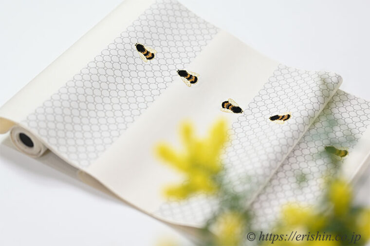 誉田屋源兵衛　九寸織名古屋帯（八蜂文・生成色/誉座織）