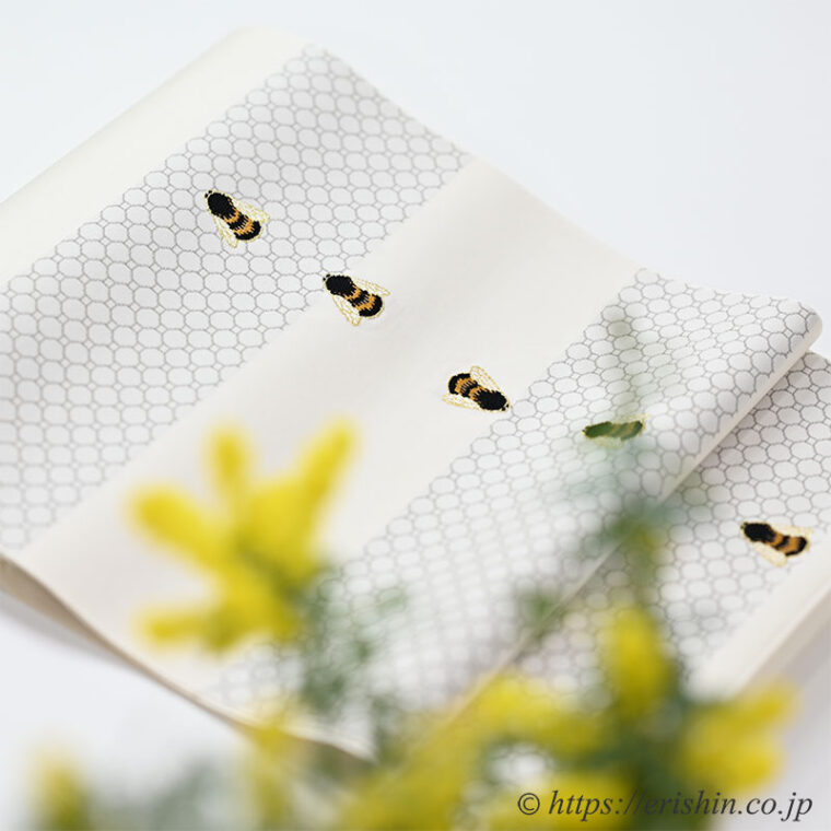 誉田屋源兵衛　九寸織名古屋帯（八蜂文・生成色/誉座織）