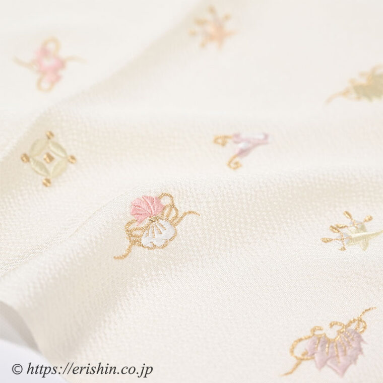 帯揚げ（宝尽くし・パステル刺繍/淡黄蘗色・縮緬）