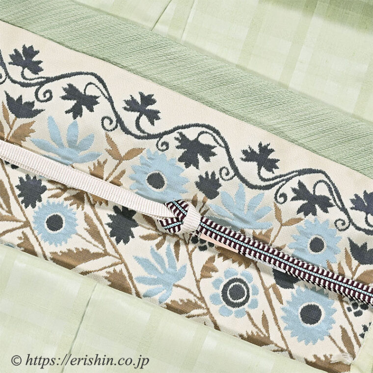 旬のお勧めコーディネート「紬地の熨斗目訪問着に洛風林のウクライナ縫花文名古屋帯」　帯揚げは「しけ引き 紐流地紋/山葵色」