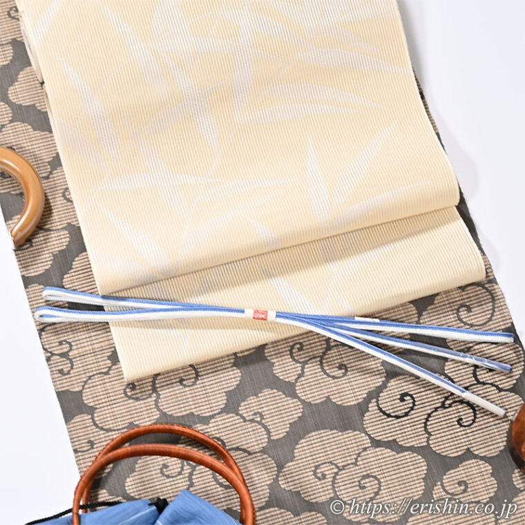 旬のお勧めコーディネート「竺仙 松煙染小紋（雲珠文）に 竪絽の八寸名古屋帯（笹）」