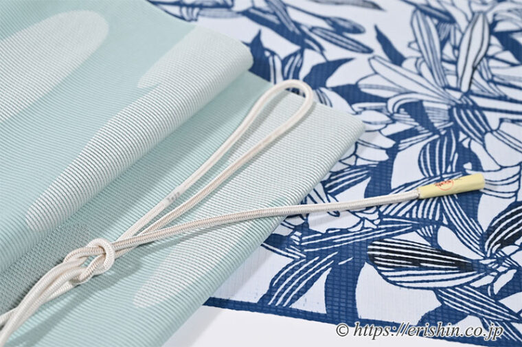 旬のお勧めコーディネート「竺仙 紅梅小紋（百合）に竪絽の八寸名古屋帯（雲）」