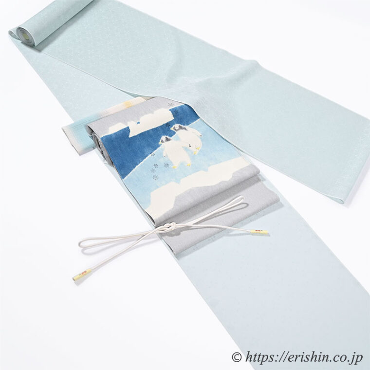 旬のお勧めコーディネート「夏だから　ペンギンの帯と雪の結晶の着物で涼やかに」森健持 染名古屋帯（ペンギン・辻ケ花）に雪の結晶柄の紋紗着物