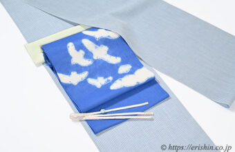 旬のお勧めコーディネート「青空をお散歩しましょう。　森健持さんの染帯（青空に飛ぶカモメ）に小千谷縮で」