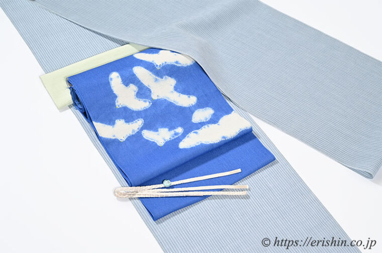 旬のお勧めコーディネート「青空をお散歩しましょう。　森健持さんの染帯（青空に飛ぶカモメ）に小千谷縮で」