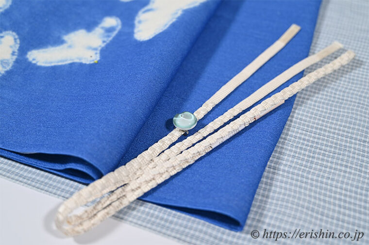 旬のお勧めコーディネート「青空をお散歩しましょう。　森健持さんの染帯（青空に飛ぶカモメ）に小千谷縮で」