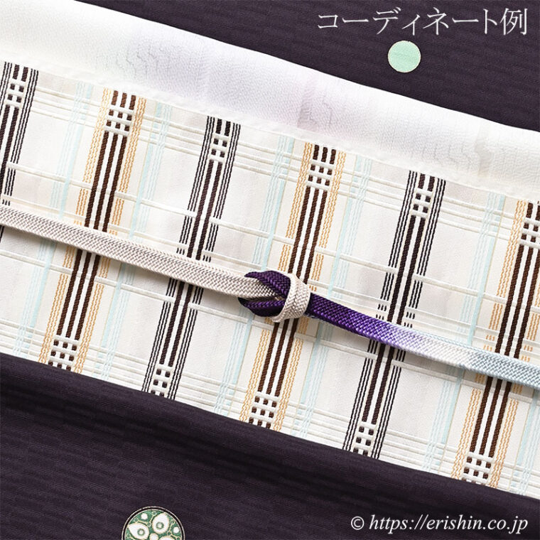 「美術工芸 啓 　九寸織名古屋帯（縞熨斗目/焦茶色の濃淡に水色と花葉色）」と飛び柄小紋のコーディネート例