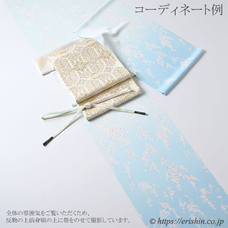 「付下（枝垂れ花/水縹色から青白磁へと移る景色の中で）」袋帯とのコーディネート例。