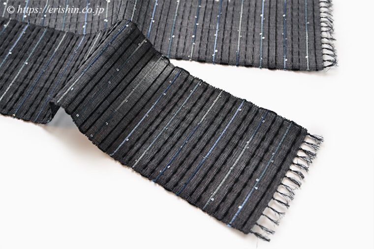 誉田屋源兵衛　半幅帯（芭蕉段織/墨黒・藍鼠の縞とスパンコール）