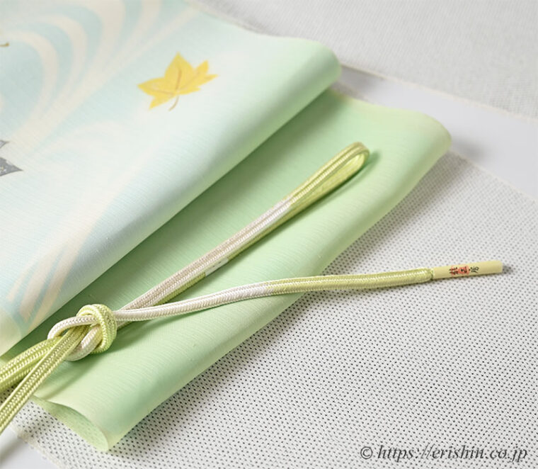 旬のお勧めコーディネート「本塩沢の蚊絣に無双の染帯（楓に観世水）で涼やかに」