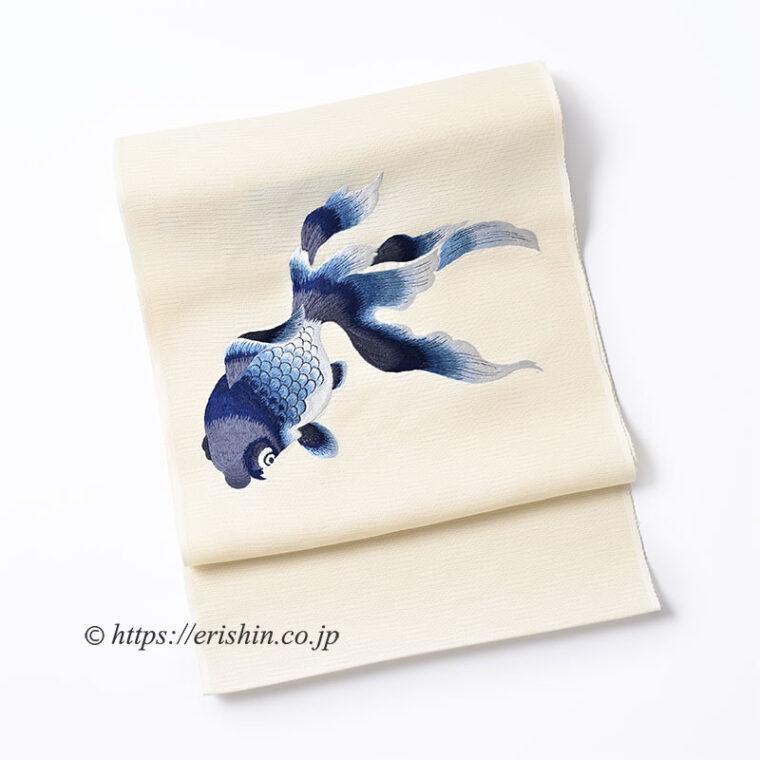 誉田屋源兵衛　刺繍九寸名古屋帯（金魚/白地に藍・市松紗）［夏・単衣向］