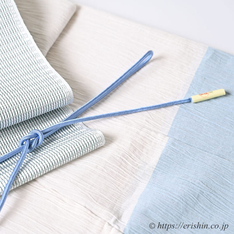 旬のお勧めコーディネート「おでかけ縮木綿（空色鼠×淡白鼠×秘色色）のコーディネート」