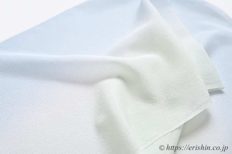 帯揚げ（二色暈し/淡い浅縹色と薄緑色・絽縮緬）[夏・単衣向]