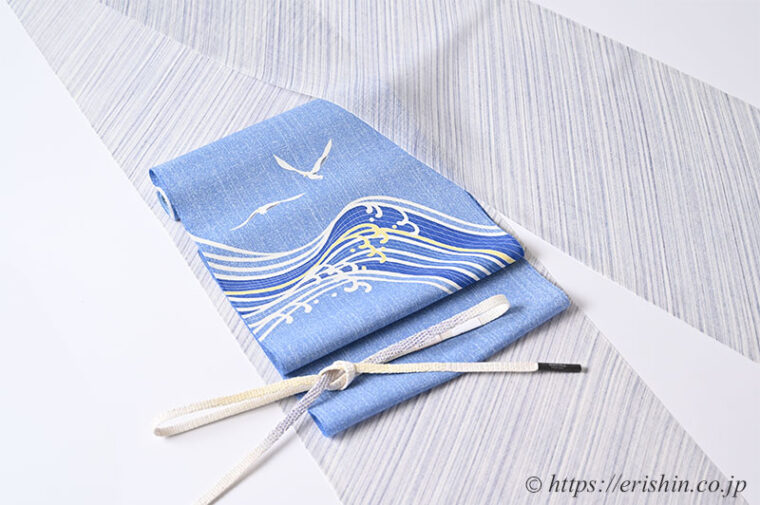 旬のお勧めコーディネート「悠々とカモメが飛ぶ空や海」夏小紋（しけ引き/絽紬地）に 大村幸太郎 染名古屋帯（かもめに波）