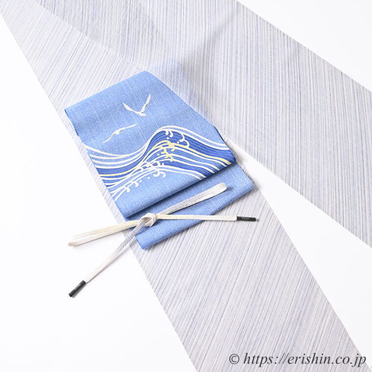 旬のお勧めコーディネート「悠々とカモメが飛ぶ空や海」夏小紋（しけ引き/絽紬地）に 大村幸太郎 染名古屋帯（かもめに波）