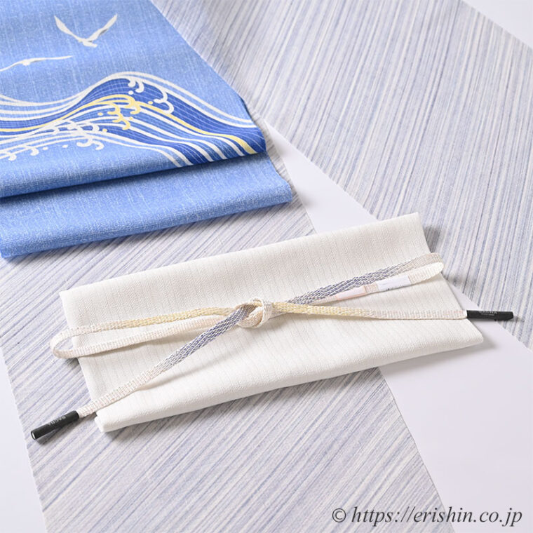 旬のお勧めコーディネート「悠々とカモメが飛ぶ空や海」夏小紋（しけ引き/絽紬地）に 大村幸太郎 染名古屋帯（かもめに波）
