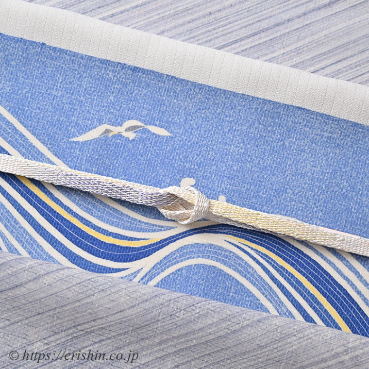 旬のお勧めコーディネート「悠々とカモメが飛ぶ空や海」夏小紋（しけ引き/絽紬地）に 大村幸太郎 染名古屋帯（かもめに波）