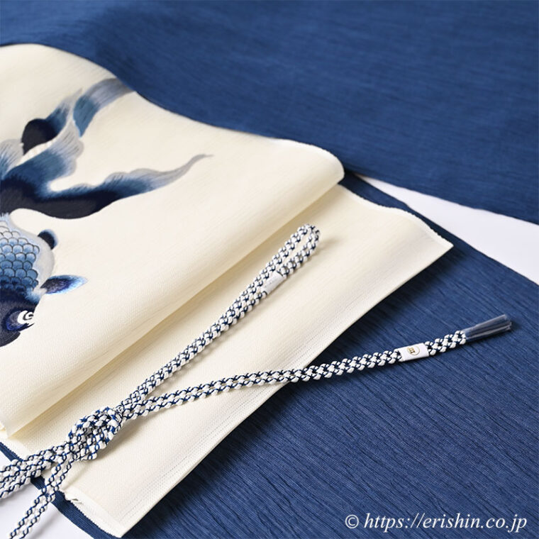 旬のお勧めコーディネート「蒼き水面に泳ぐ金魚」無地の小千谷縮に金魚の刺繍名古屋帯