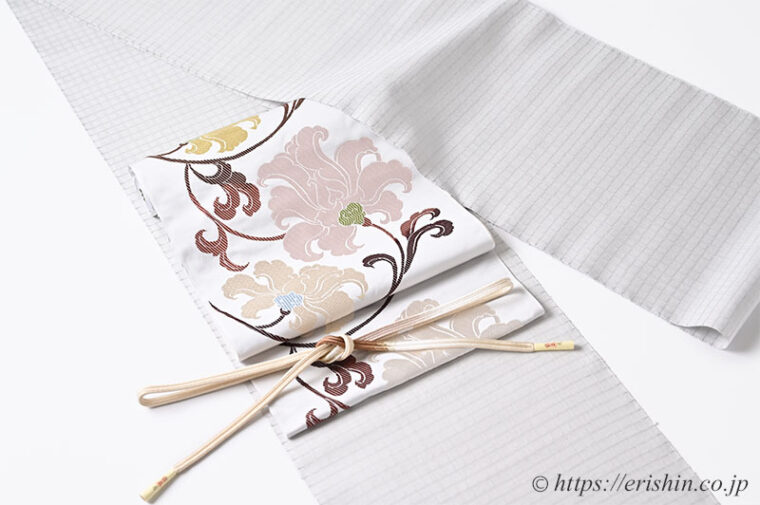 旬のお勧めコーディネート「秋の始まりは淡いグレイに青みと焦茶を添えて」河野香奈恵 交差する綾（Pale gray）に洛風林 九寸織名古屋帯（悠久花文/雲井鼠色）