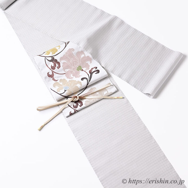 旬のお勧めコーディネート「秋の始まりは淡いグレイに青みと焦茶を添えて」河野香奈恵 交差する綾（Pale gray）に洛風林 九寸織名古屋帯（悠久花文/雲井鼠色）