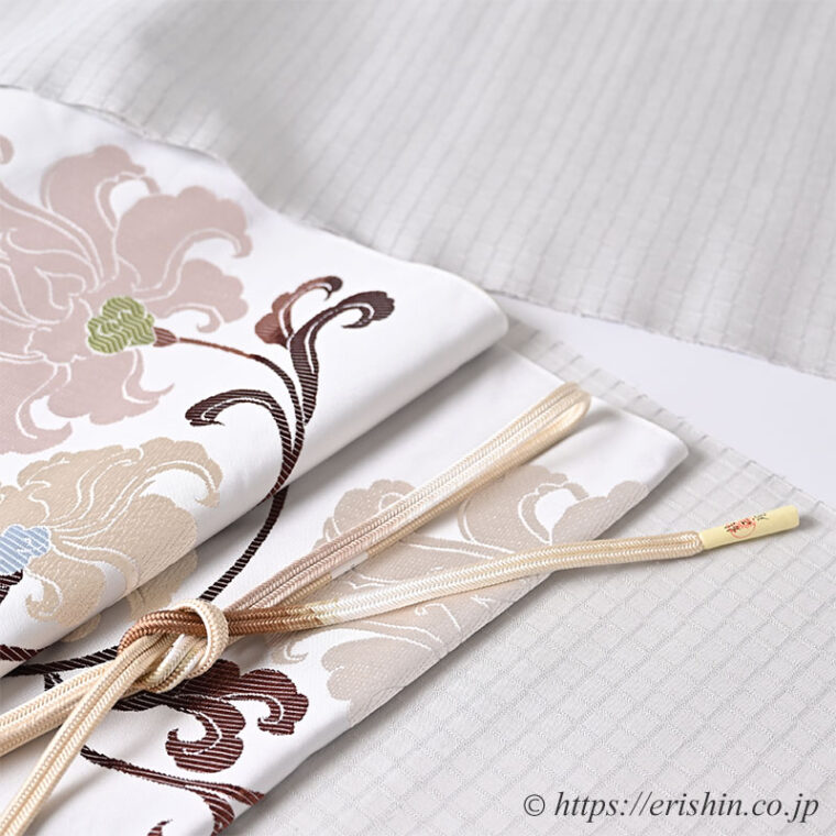 旬のお勧めコーディネート「秋の始まりは淡いグレイに青みと焦茶を添えて」河野香奈恵 交差する綾（Pale gray）に洛風林 九寸織名古屋帯（悠久花文/雲井鼠色）