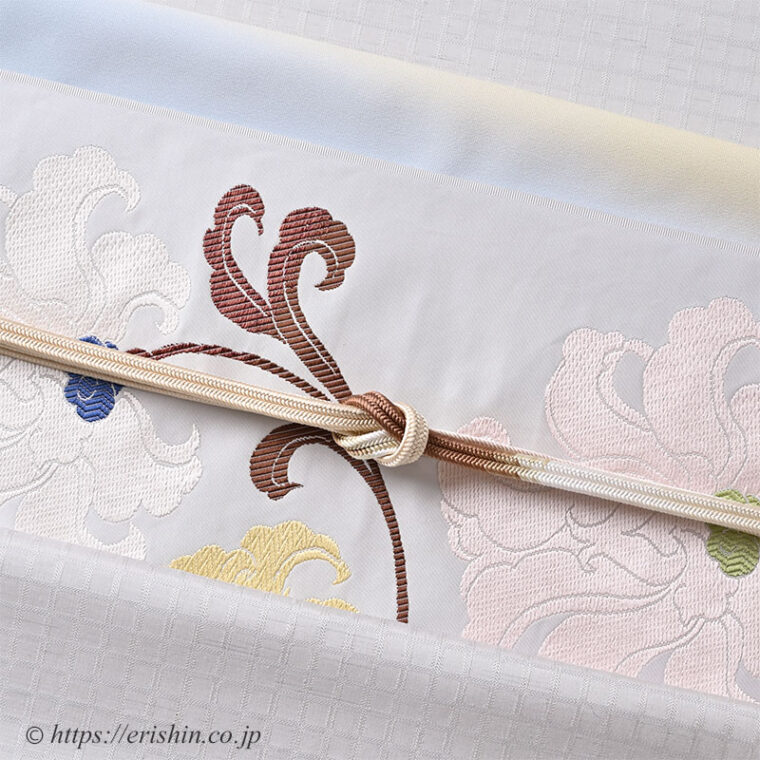 旬のお勧めコーディネート「秋の始まりは淡いグレイに青みと焦茶を添えて」河野香奈恵 交差する綾（Pale gray）に洛風林 九寸織名古屋帯（悠久花文/雲井鼠色）