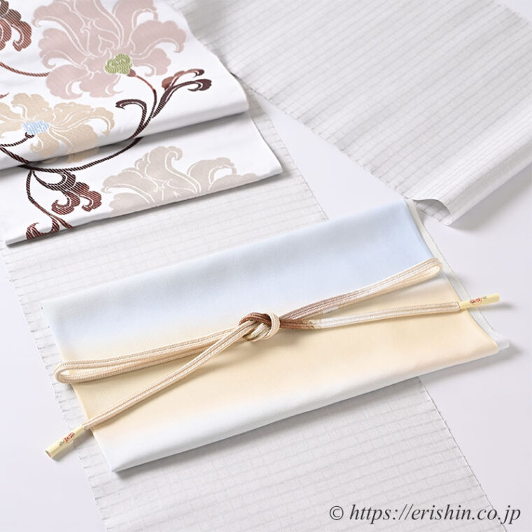 旬のお勧めコーディネート「秋の始まりは淡いグレイに青みと焦茶を添えて」河野香奈恵 交差する綾（Pale gray）に洛風林 九寸織名古屋帯（悠久花文/雲井鼠色）