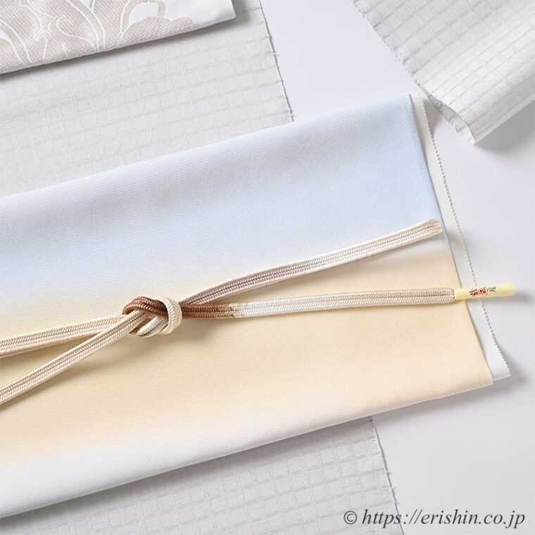 旬のお勧めコーディネート「秋の始まりは淡いグレイに青みと焦茶を添えて」河野香奈恵 交差する綾（Pale gray）に洛風林 九寸織名古屋帯（悠久花文/雲井鼠色）