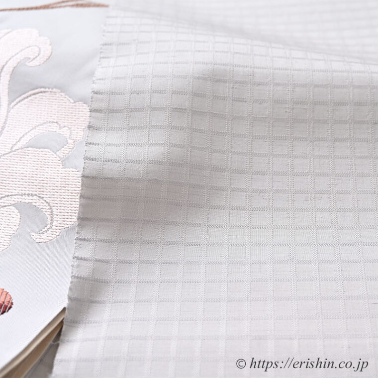 旬のお勧めコーディネート「秋の始まりは淡いグレイに青みと焦茶を添えて」河野香奈恵 交差する綾（Pale gray）に洛風林 九寸織名古屋帯（悠久花文/雲井鼠色）