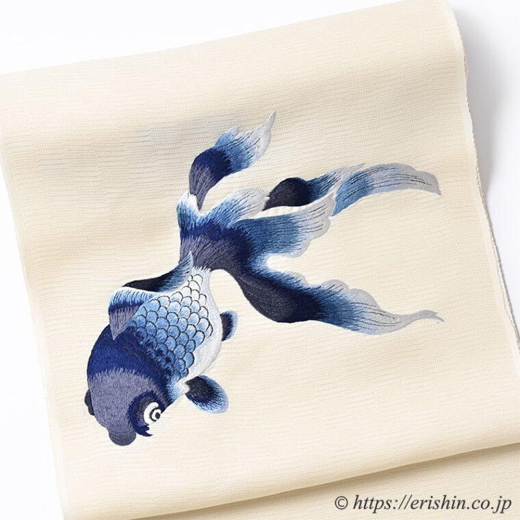 誉田屋源兵衛　刺繍九寸名古屋帯（金魚/白地に藍・市松紗）［夏・単衣向］