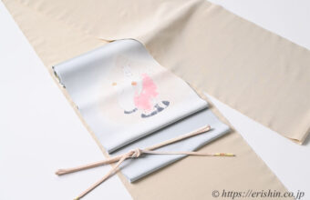 旬のお勧めコーディネート「キュートなお稲荷さんを背守りに　芝崎圭一 座繰紬（無地）に 森健持 染名古屋帯（ばでぃ・辻ケ花）」